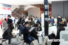 사람들로 붐비는 삼송3차 아이파크 모델하우스