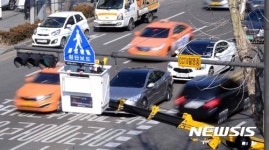 서울교대 부설초등학교 앞에 설치되는 LED 횡단보도 표지판
