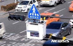 서울교대 부설초등학교 앞에 설치되는 LED 횡단보도 표지판