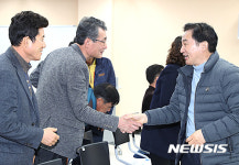 안덕면 주민과 악수를 하고 있는 원희룡 제주지사