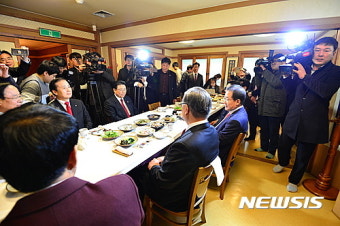 홍준표 지사와 오찬 회동하는 자유한국당 비대위