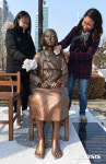 안양 평촌중앙공원에 새로이 설치된 평화의 소녀상
