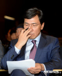 안경 올리는 안희정 충남지사