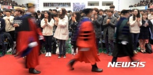 학사행렬에 박수 보내는 신입생들
