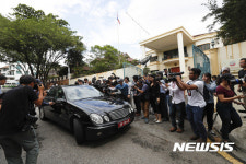 누가 탔지? 말레이 북한대사관 앞 북새통