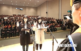 신입생 선서하는 충북도립대 신입생 대표