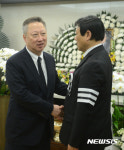 조문하는 박용만 회장