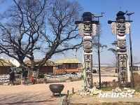 상춘객 반기는 사문진주막촌 목장승