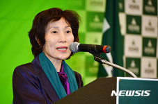 인사말하는 이윤영여사