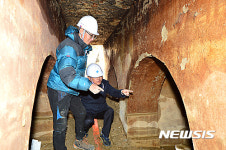 학교 운동장 한가운데 지하벙커?