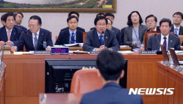 위원들 질문에 답하는 김영석 장관