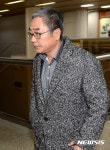 재판 증인 마치고 법원 나오는 이동수 전 KT 전무