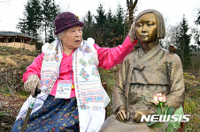 안점순 위안부 할머니, 독일 평화의 소녀상 쓰다듬어