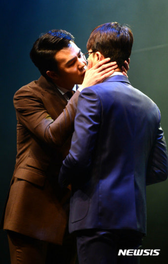 뮤지컬 '쓰릴미' 열연하는 강필석, 이율