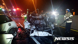 창원서 싼타페-미니쿠페 충돌, 3명 사망