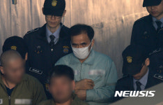 법정 향하는 김종