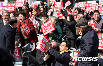 '박근혜 대통령 파면에 환호'