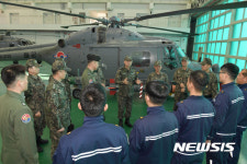 해상작전헬기 작전운용 점검하는 엄현성 해군참모총장