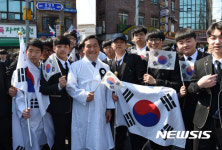 밀양 학생들 격려하는 엄용수 의원