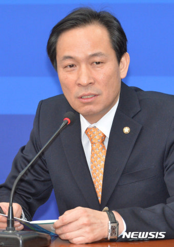 우상호 원내대표, 경선룰로 싸우는 다른 당 볼썽사납다