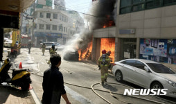광주 모텔 화재 진압하는 소방대원