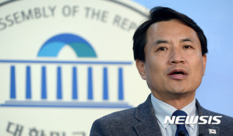 기자회견 하는 김진태 의원