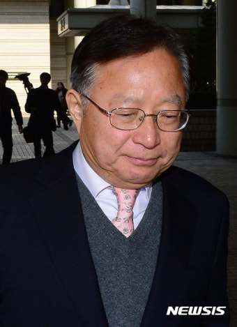굳은 표정의 송희영 전 주필