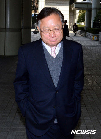 굳은 표정의 송희영 전 주필
