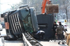 전복된 25t 덤프트럭