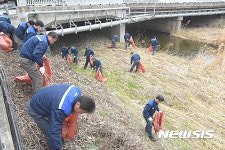 한국지엠 창원공장 직원들 남산천 환경정화활동