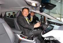 제주서 쉐보레 볼트 EV 타보는 주형환 산업통상자원부장관