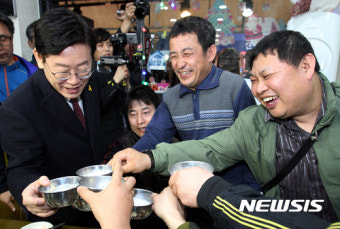 광주시민과 술잔 기울이는 이재명