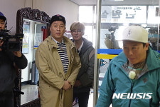 제주도청 민원실로 들어서고 있는 정준하 이재훈 강타