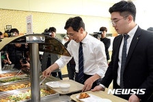 전북대 구내식당 방문한 안희정 충남지사