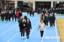 비만예방 걷기 운동하는 제주중앙여고 학생들