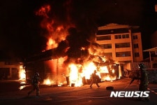 영동 카센터 화재 진압하는 소방관들