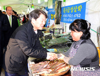 여수수산시장 화재 피해 위로하는 안철수