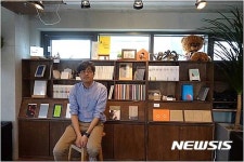 시인 유희경 책이 상품되면 폭망…편한 카페같은 서점