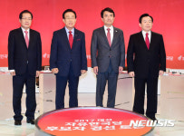 포즈 취하는 홍준표-김관용-김진태-이인제