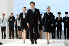 모델 같은 위킹 선보이는 홍순만 코레일 사장