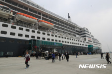 영국 대형 크루즈 퀸매리 2호 입항