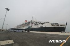 영국 대형 크루즈 퀸매리 2호 입항