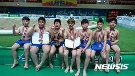 전국장사씨름대회서 우승한 방어진초 최윤서 학생