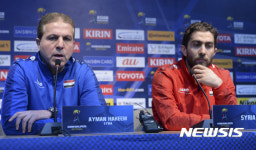 질문에 답하는 시리아 감독