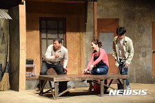 장자번덕의 ‘옥수동에 서면 압구정동이 보인다’ 공연 모습