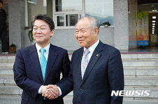 대구노인회장과 악수하는 안철수