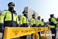 朴영장심사에 법원 앞 친박단체로 긴장감…촛불측 구속해야