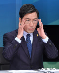 안경 고쳐쓰는 안희정 충남도지사