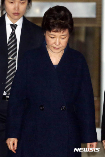 [1보]朴, 결국 구속…파면 21일만에 수감자로 추락