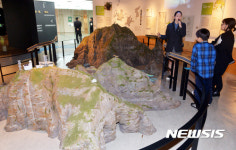 독도 조형물 살펴보는 한 가족